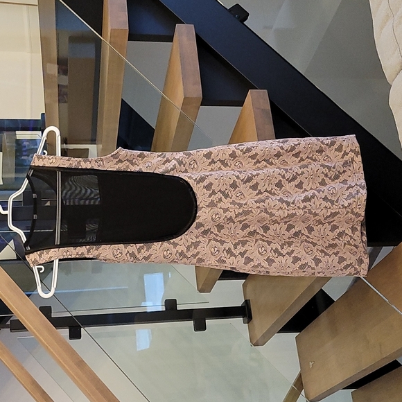 Lace dress - Picture 2 of 3